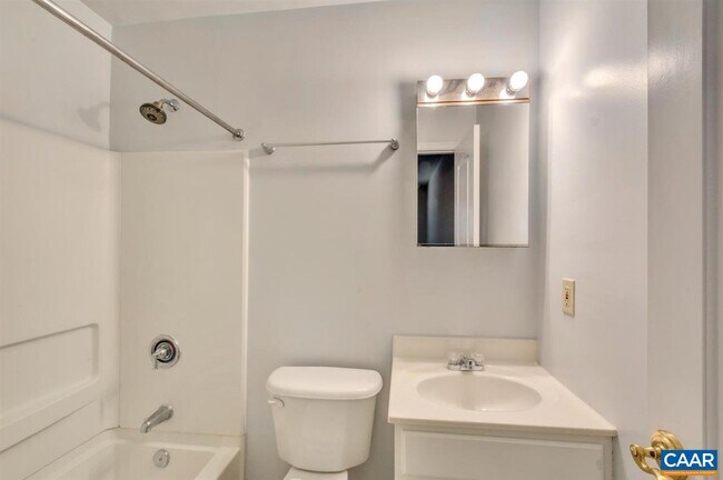 Building Photo - 1221 Villa Ln