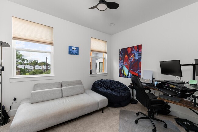 Building Photo - 3030 Live Oak St