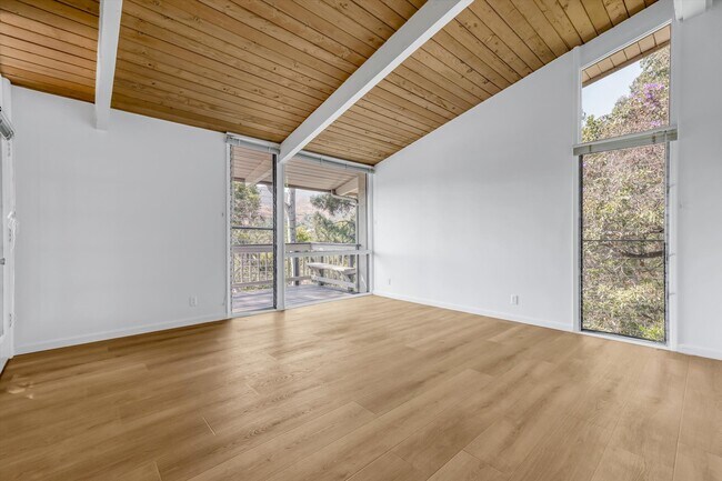 Building Photo - 3623 Serra Rd