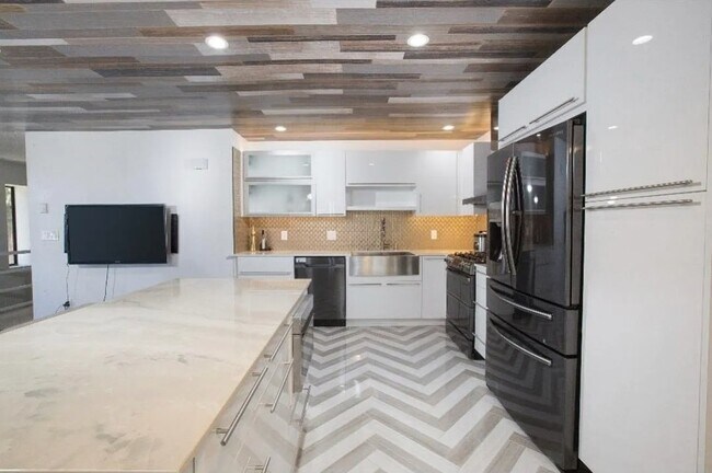 Building Photo - 716 W 34th St