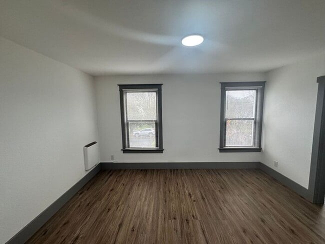 Building Photo - 2 Bedroom 1 Bath Duplex Upper Unit in Tacoma!