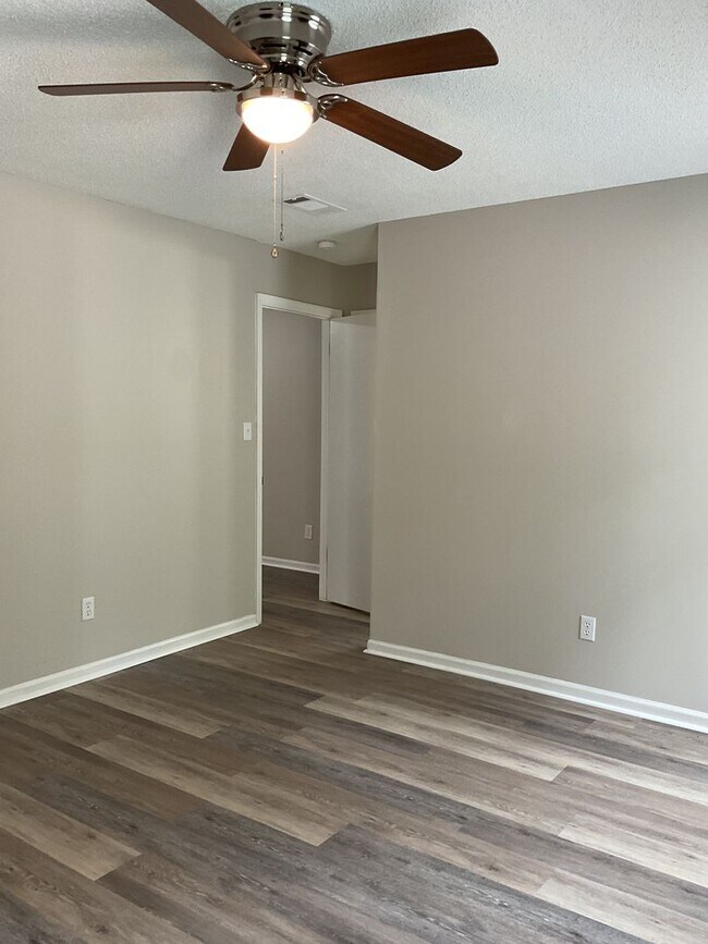 Building Photo - 1546 Hamilton Dr