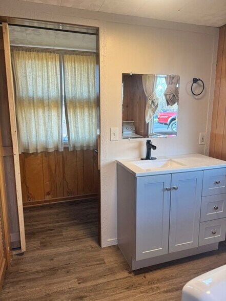 Building Photo - 31 Queen Rd