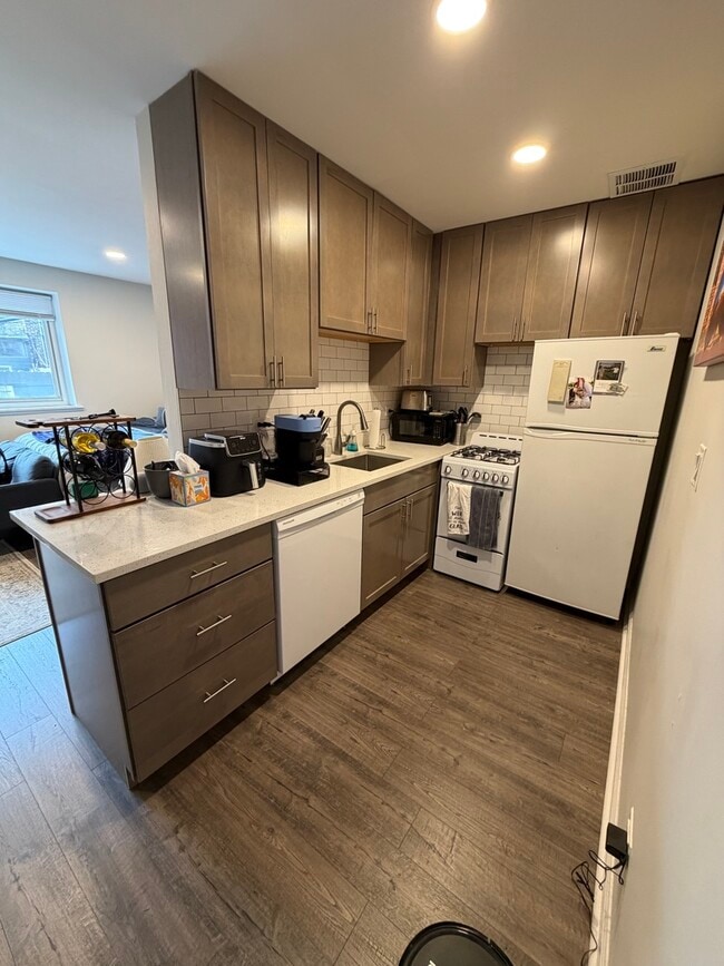 Building Photo - 515 W Wrightwood Ave