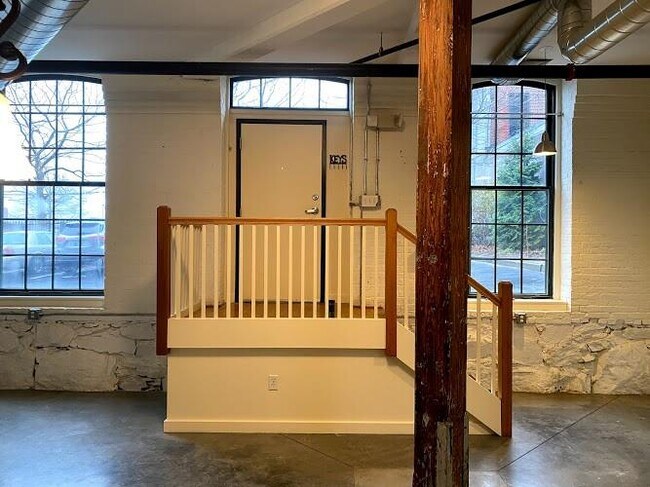 Building Photo - 28 Bayley St