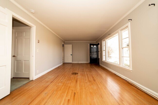 Building Photo - Charming Old Hickory Cottage with Vintage Character