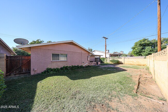 Building Photo - 2324 West Myrtle Ave