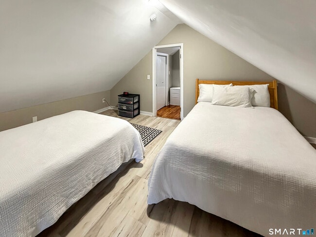 Building Photo - 5 Westwood Rd