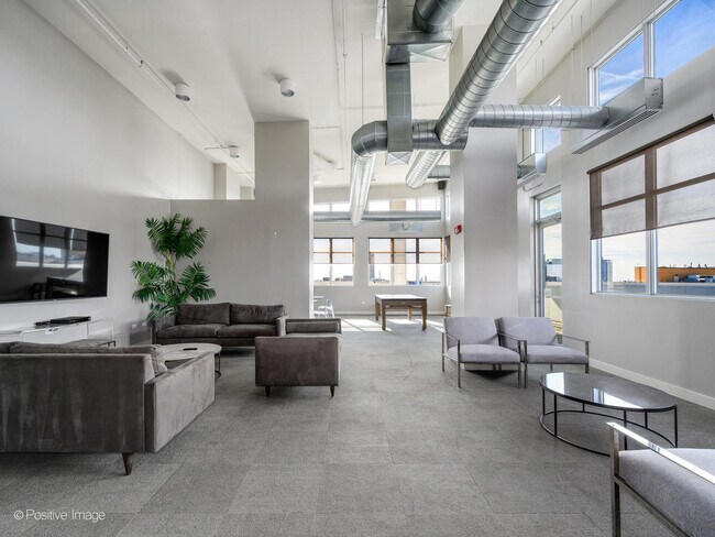 Building Photo - 901 W Madison St