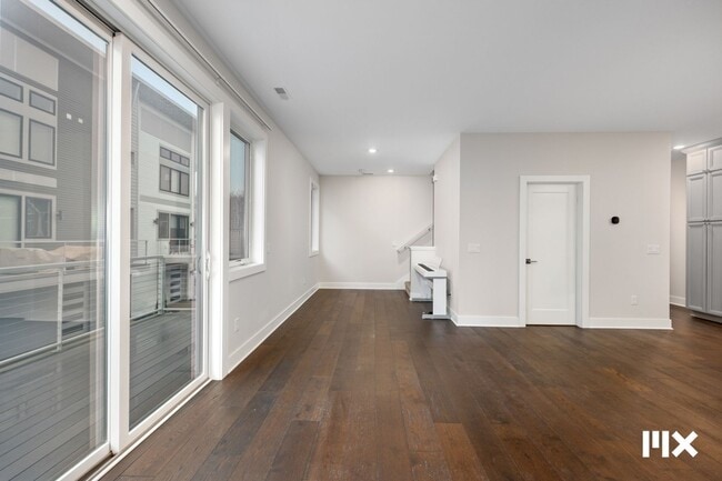 Building Photo - 631 Fairview Ave NE