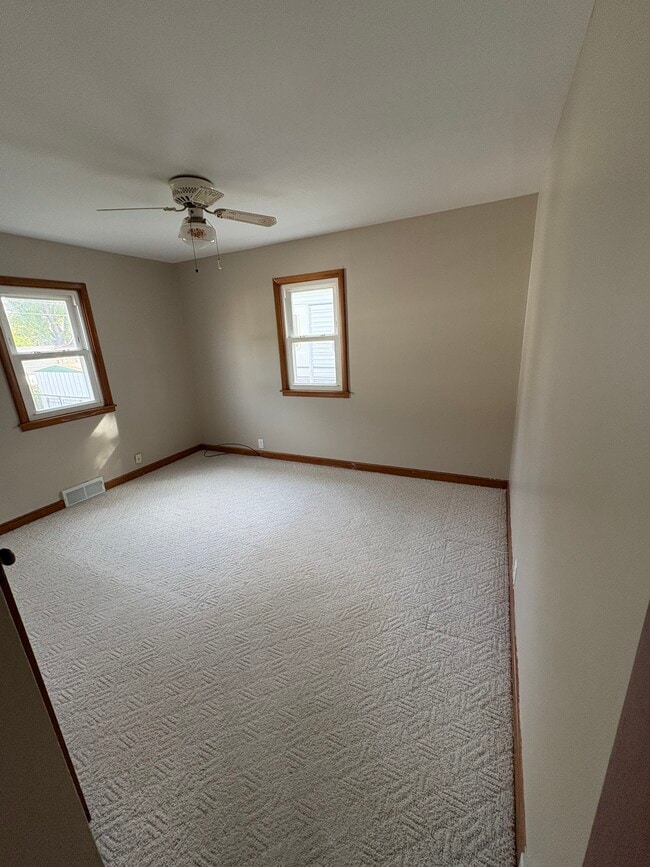 Building Photo - 106 Juniper St S