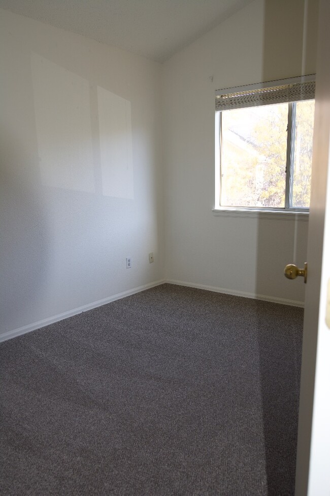 Building Photo - 4844 N Wildflowers Way