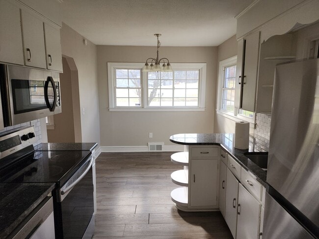 Building Photo - 3 bed 2 bath Rental