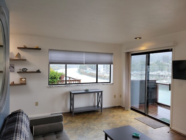 Building Photo - Beautiful Condo on the Chetco River