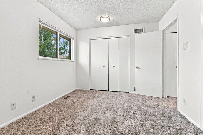 Building Photo - $1,445.95, 2 bed, 1 bath located in Denver with Central AC