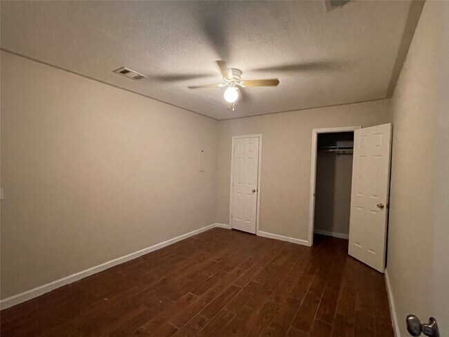 Building Photo - 7715 Rolling Ridge Dr