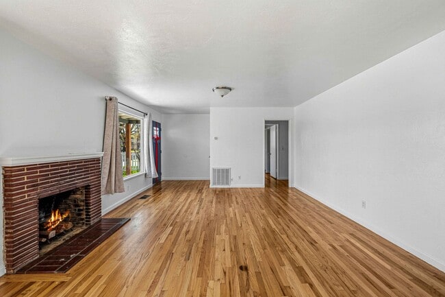 Building Photo - 1415 W Roseburg Ave