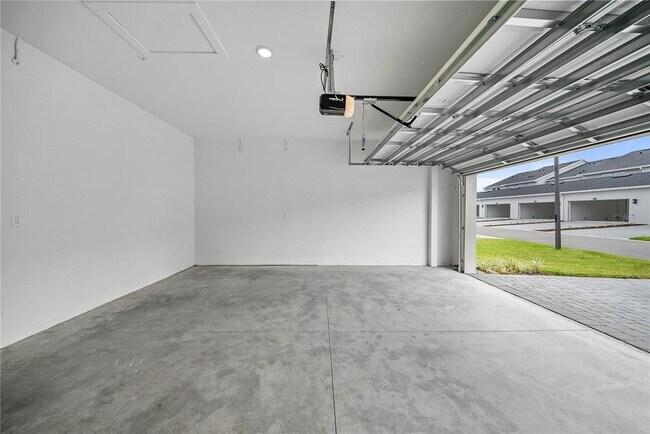 Building Photo - 1856 Crowncrest Dr