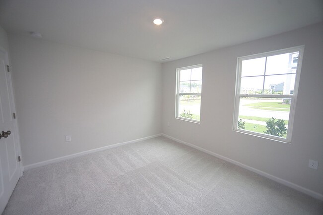 Building Photo - Spacious End Unit Townhome in Beautiful Ne...