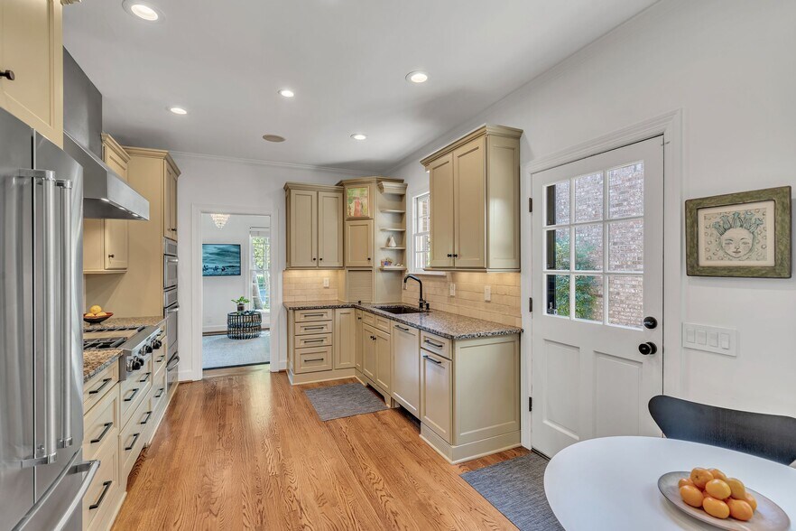 Building Photo - 204 Longwood Ct