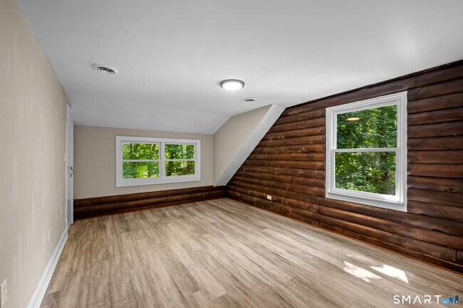 Building Photo - 176 Lake Dr E