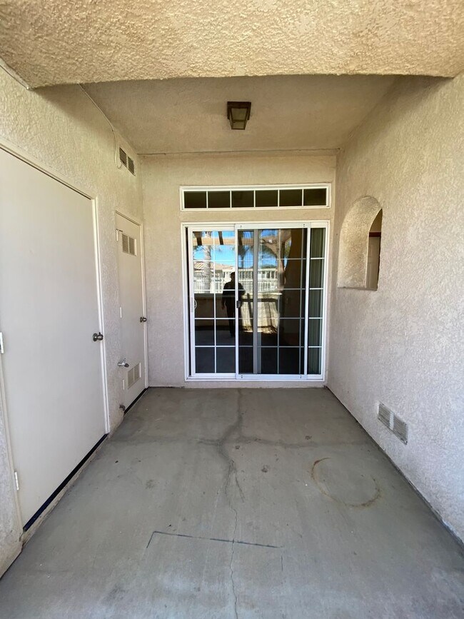 Building Photo - Centrally Located Downstairs Condo in the Oak Creek Villas