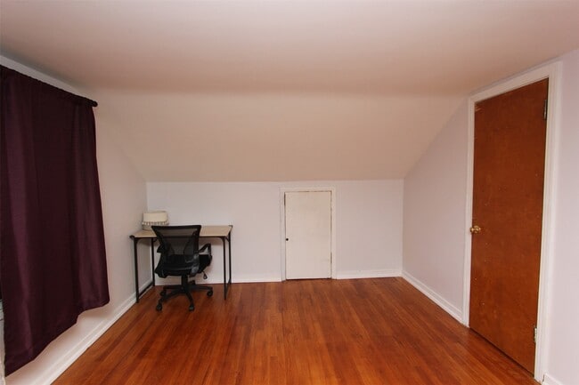 Building Photo - 701 Delano Ave