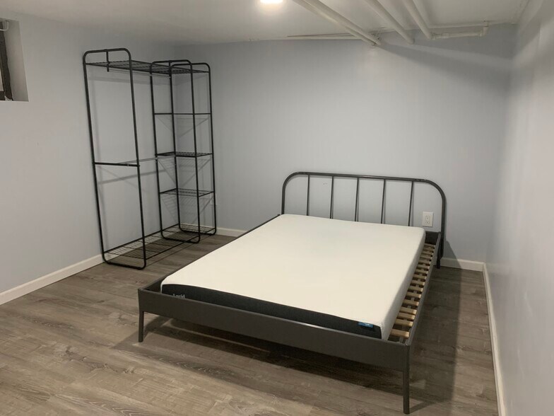 Building Photo - 5632 Beacon St