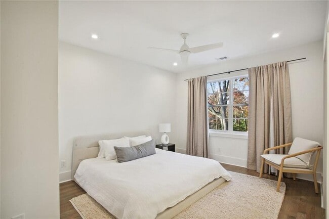 Building Photo - 3041 Parkridge Dr NE