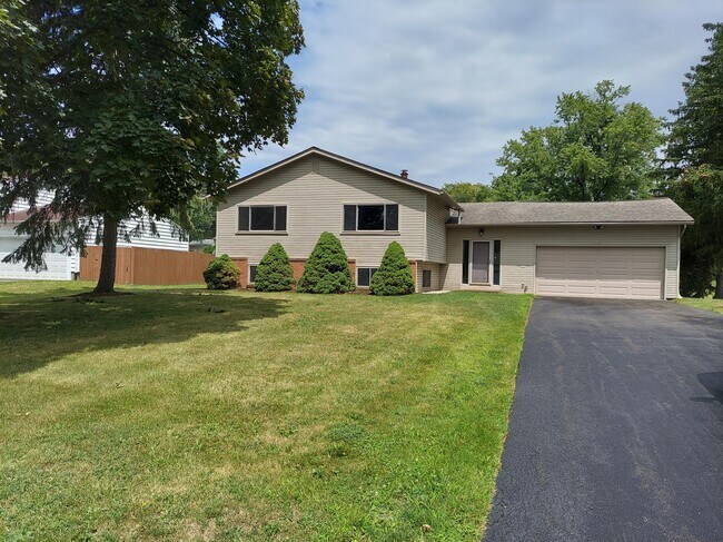 Primary Photo - 28 Spier Ave