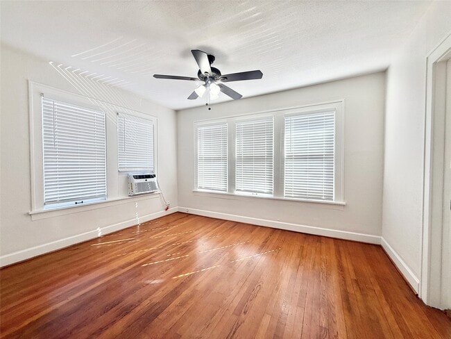 Building Photo - 1126 Berthea St