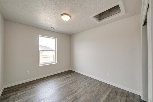 Building Photo - Beautiful 5 Bedroom Home in Nampa, Great Location!
