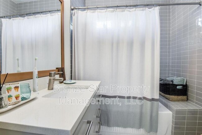 Building Photo - 816 Cristler Ave