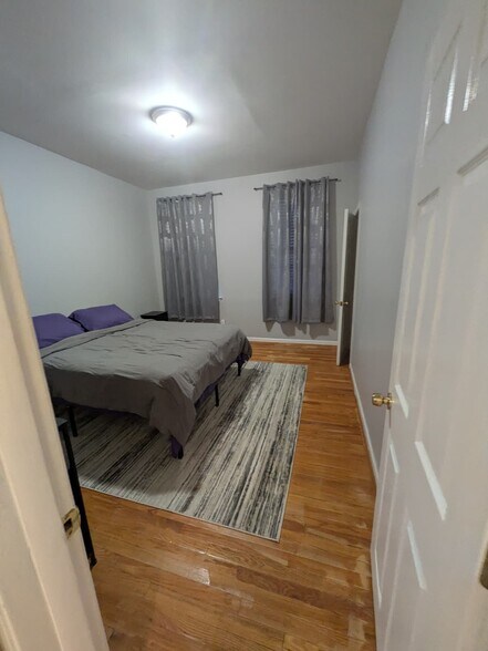 Building Photo - 3002 Kenyon Ave