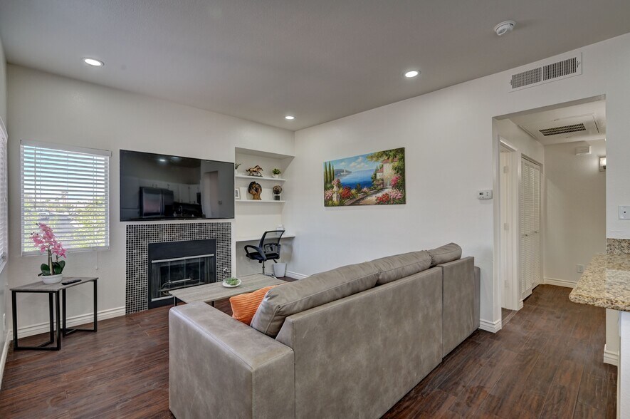 Building Photo - 251 S Green Valley Pky