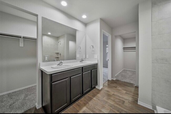 Building Photo - 40643 Creekside Blf Trl