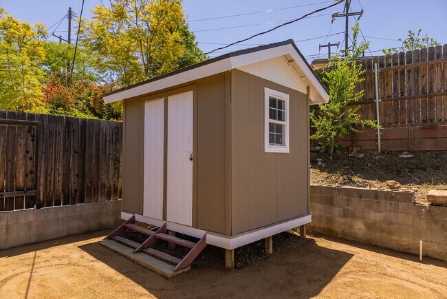 Building Photo - Oak View Abode