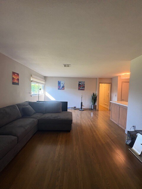 Building Photo - 141 W Twain Ave