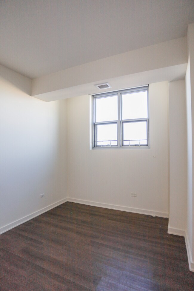 Building Photo - 901 W Huron St