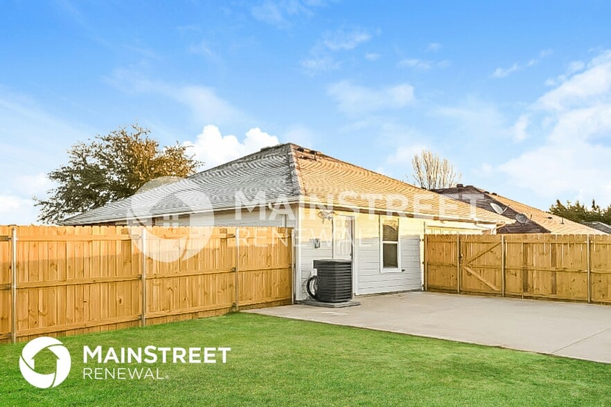 Building Photo - 704 Panola Dr