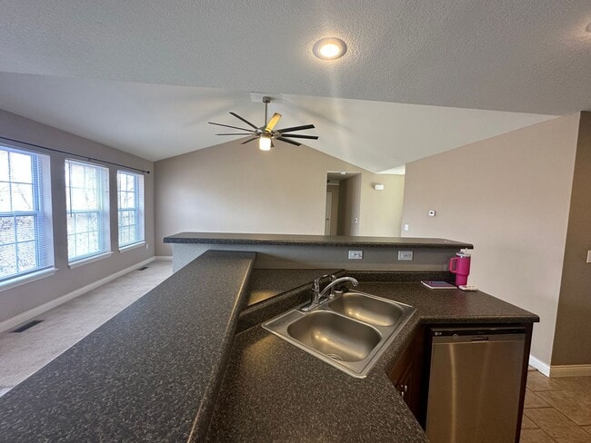 Building Photo - Beautiful 3 bedroom 3 bathroom!!