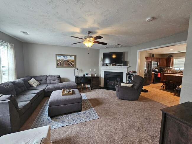 Building Photo - Two-Story Home Located in Lexington Planta...