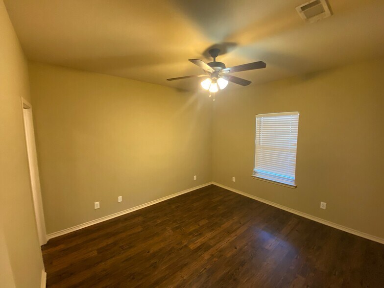 Building Photo - 4224 Castlegate Dr