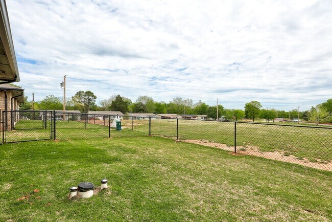 Building Photo - 710 League Cir