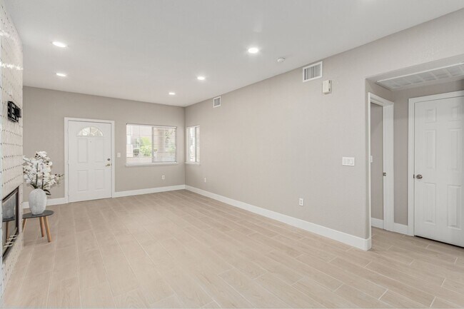 Building Photo - Upgraded 2 Bed 2 Bath with attached 1 Car ...