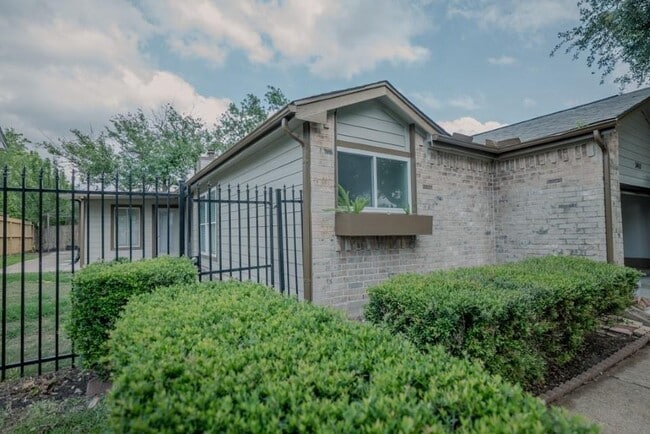 Building Photo - 3411 Hollandale Dr