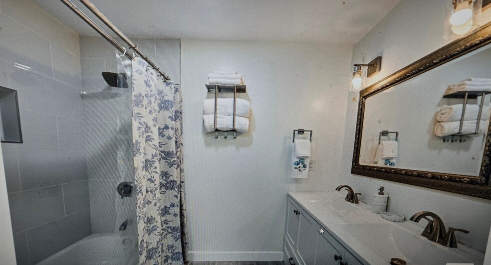 Building Photo - 2070 E Dauphin St