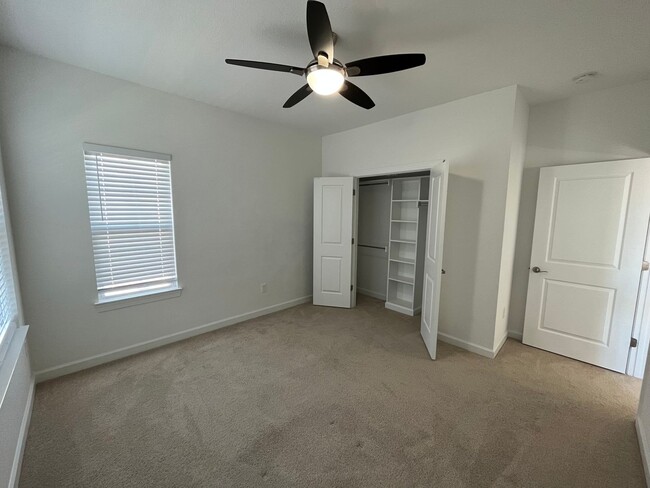 Building Photo - 4 Bedroom, 3.5 Bath Condo in Coveted Spenc...