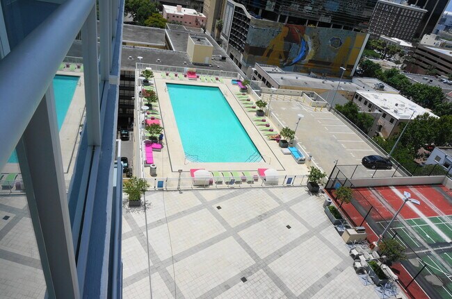 Building Photo - Large 1 Bed Loft with 20 Foot Wall of Glass City View at The VUE!