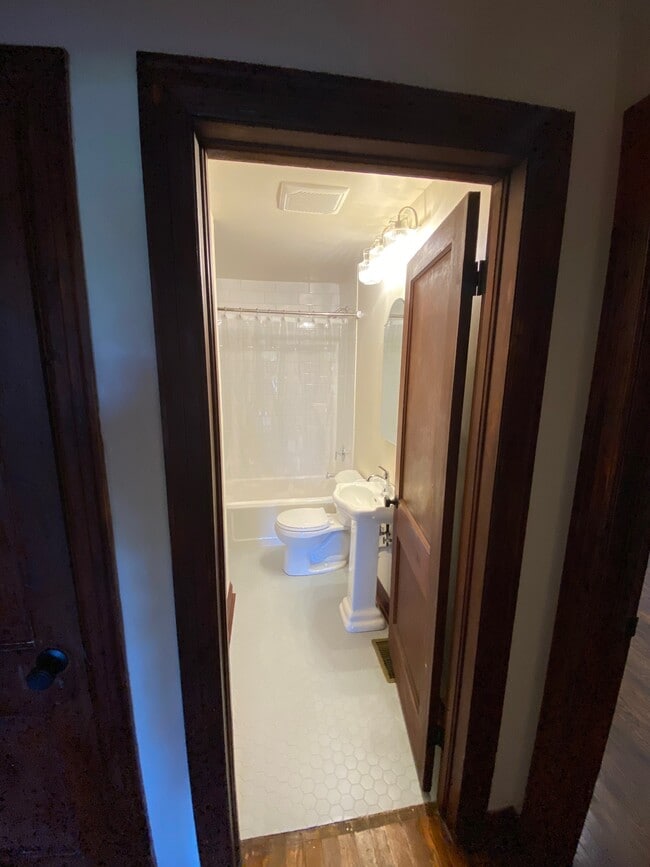 Building Photo - 604 W Worley St